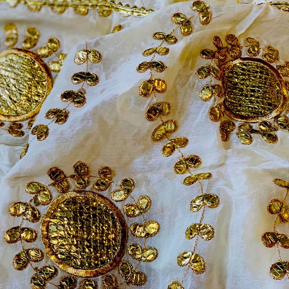 Embroidered shirt ,dupatta and lehanga - Picture 7 of 7